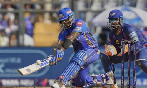 ஐபிஎல்: 216 ரன்கள் இலக்கை நோக்கி LSG