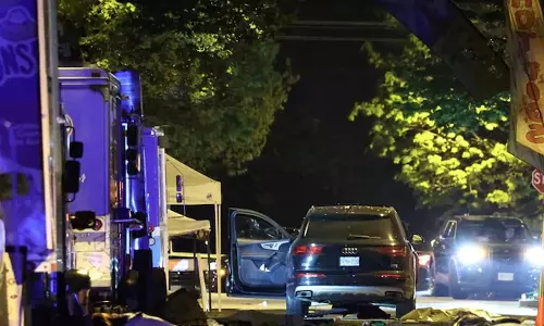 கனடாவில் கூட்டத்தின் மேல் கார் மோதியதில் 11 பேர் பலி