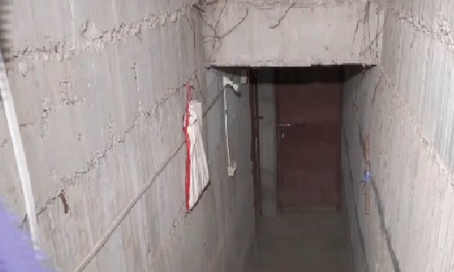 காஷ்மீர் எல்லையோர கிராமத்தில் பதுங்கு குழிகளை தயார் செய்யும் பொதுமக்கள் காஷ்மீர் எல்லையோர கிராமத்தில் பதுங்கு குழிகளை தயார் செய்யும் பொதுமக்கள்