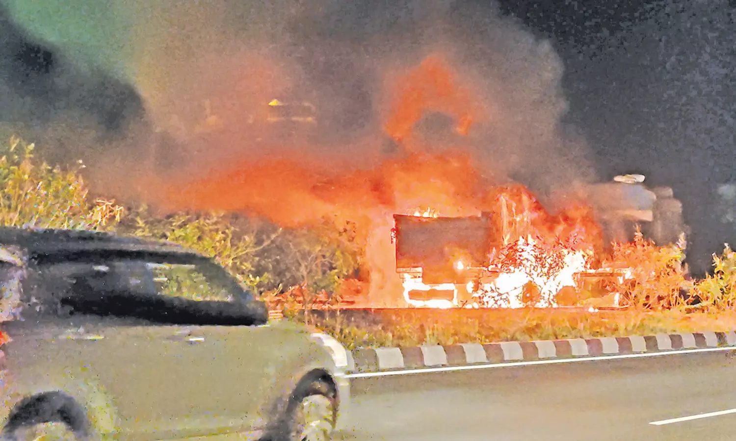 மங்களமேடு அருகே மணல் ஏற்றி சென்ற லாரி நடுரோட்டில் தீ பிடித்து எரிந்தது மங்களமேடு அருகே மணல் ஏற்றி சென்ற லாரி நடுரோட்டில் தீ பிடித்து எரிந்தது