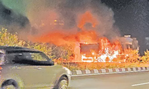 மங்களமேடு அருகே மணல் ஏற்றி சென்ற லாரி நடுரோட்டில் தீ பிடித்து எரிந்தது