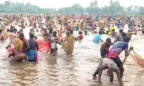 அரியூர்பட்டியில் ஆயிரக்கணக்கானோர் பங்கேற்ற மீன்பிடி திருவிழா