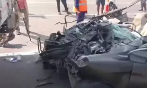 திருப்பதி அருகே கண்டெய்னர் மீது கார் மோதி விபத்து- தமிழகத்தை சேர்ந்த 5 பேர் பலி