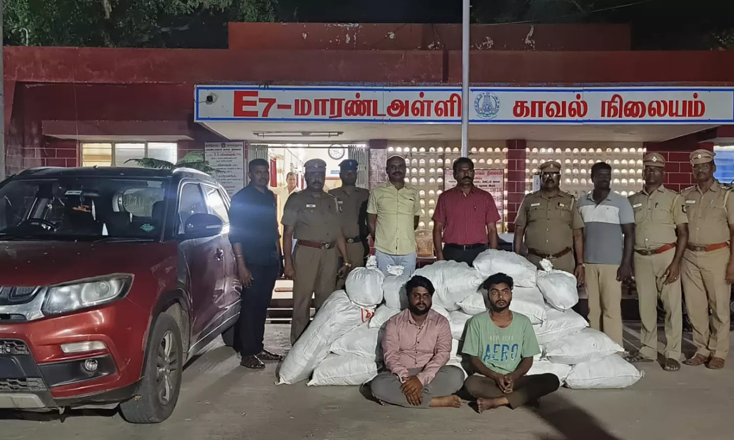 சொகுசு காரில் கடத்தி வரப்பட்ட ரூ. 2 லட்சம் மதிப்பிலான குட்கா பறிமுதல்- 2 பேர் கைது