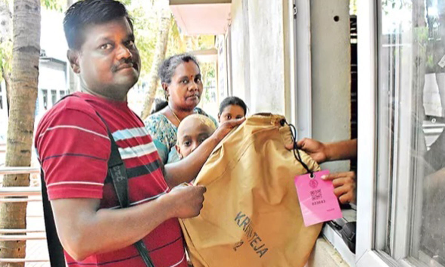 திருப்பதி கோவிலில் பக்தர்களின் செருப்புகளை பாதுகாக்க ஸ்கேனிங் முறை அறிமுகம்