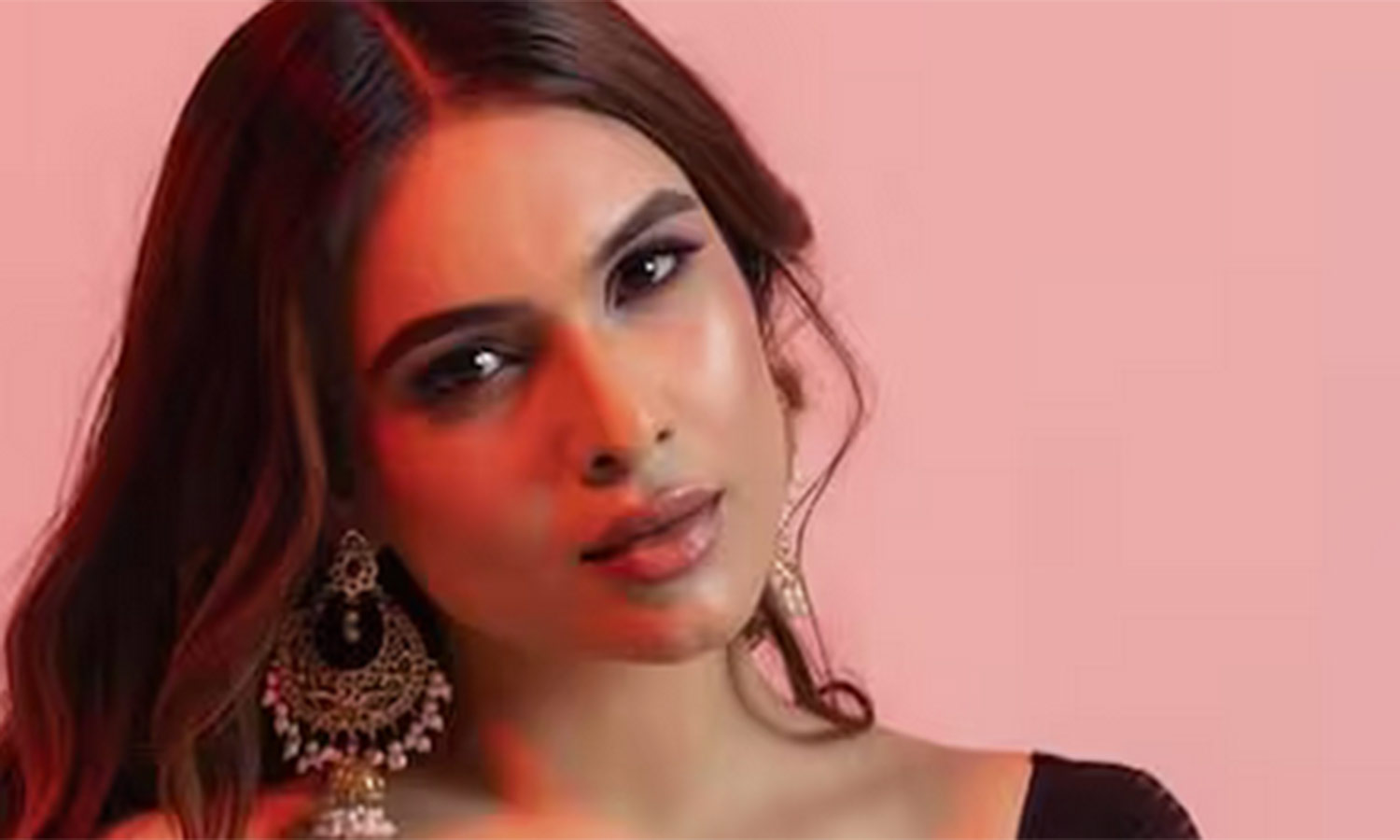 பிரபல நடிகை வீட்டில் லட்சக்கணக்கான மதிப்புள்ள நகைகள் கொள்ளை