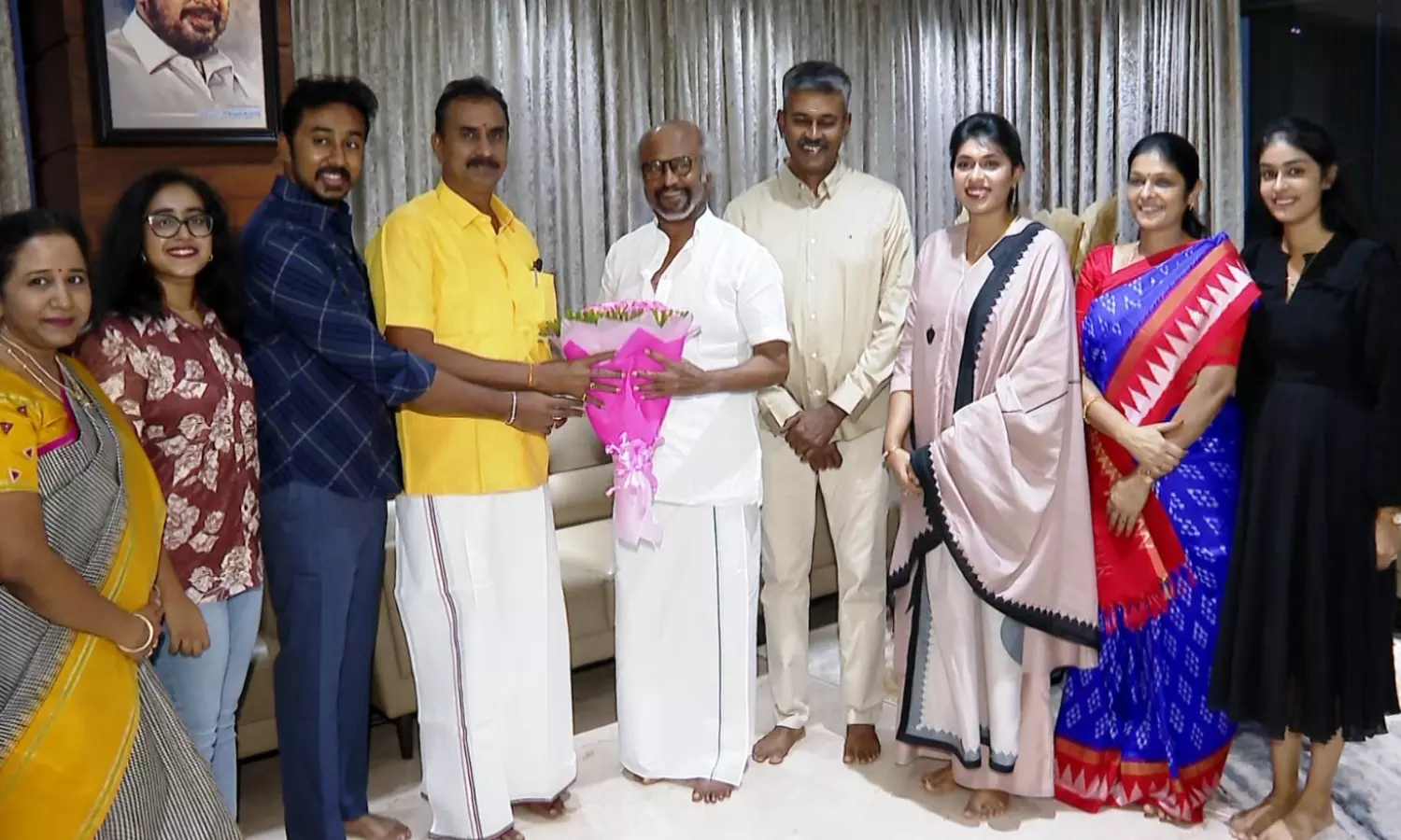 எஸ்.பி.வேலுமணியின் வீட்டிற்கு சென்று புதுமண தம்பதியினரை வாழ்த்திய ரஜினிகாந்த் எஸ்.பி.வேலுமணியின் வீட்டிற்கு சென்று புதுமண தம்பதியினரை வாழ்த்திய ரஜினிகாந்த்
