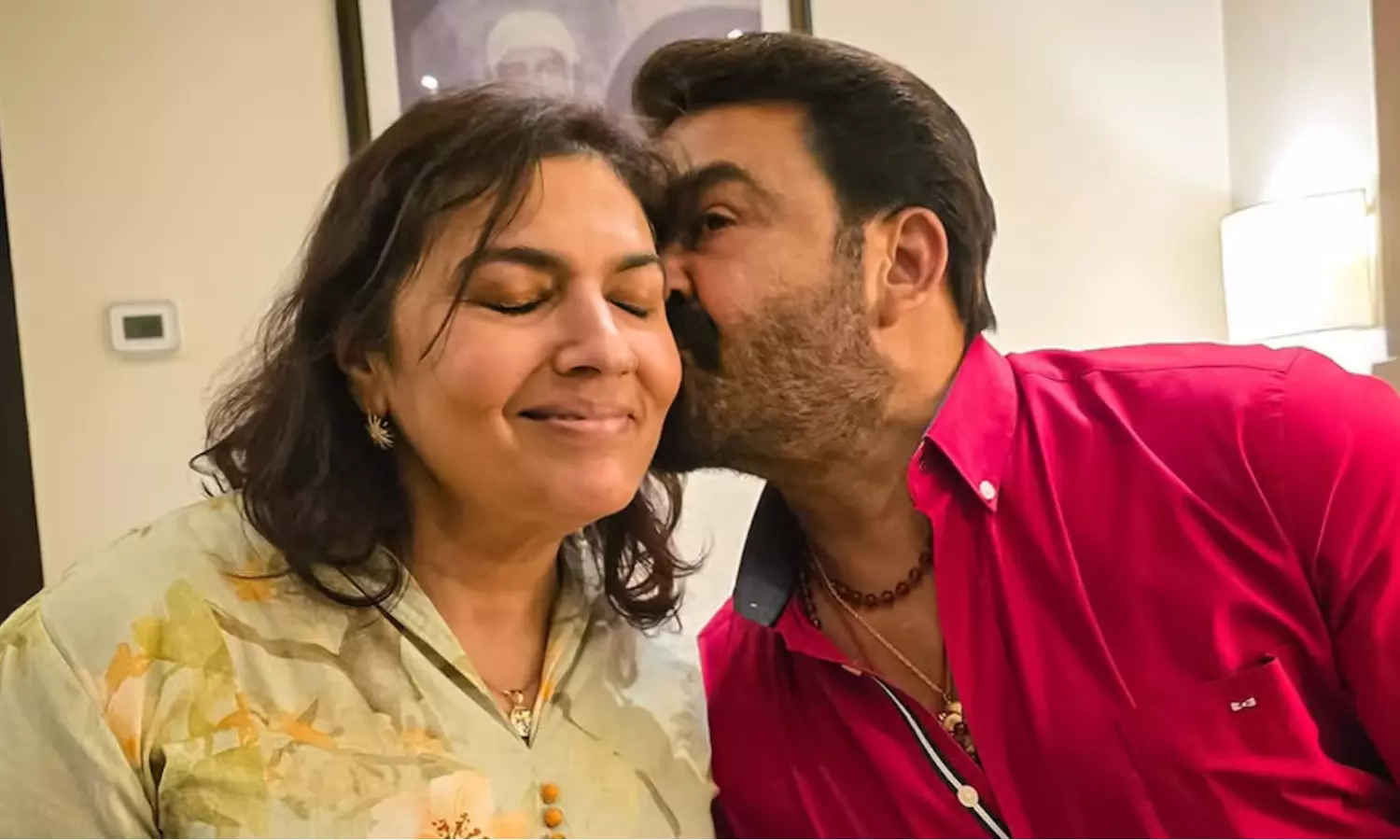 `என்றும் உன்னுடையவன் - திருமண நாளில் மனைவிக்கு அன்பு முத்தம் கொடுத்த மோகன்லால்