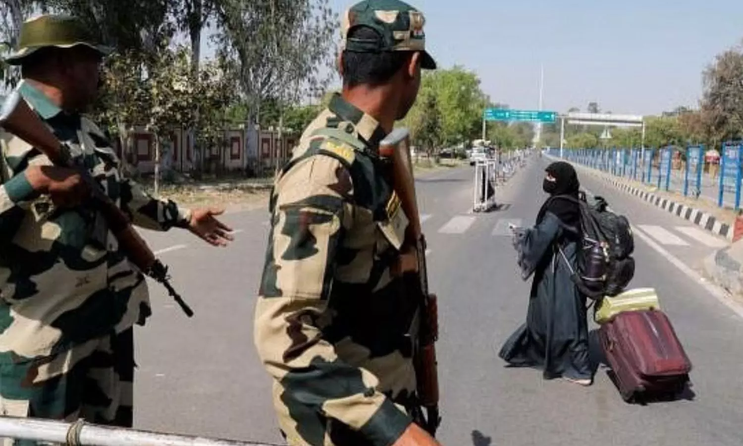 CRPF வீரரின் மனைவி.. சௌர்ய சக்ரா விருது பெற்றவரின் தாய்.. நாடுகடத்தப்படும் பாகிஸ்தான் பெண்கள் CRPF வீரரின் மனைவி.. சௌர்ய சக்ரா விருது பெற்றவரின் தாய்.. நாடுகடத்தப்படும் பாகிஸ்தான் பெண்கள்