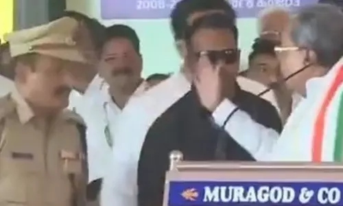 VIDEO: போலீஸ் அதிகாரியை அடிக்க கை ஓங்கிய கர்நாடக முதல்-மந்திரி சித்தராமையா