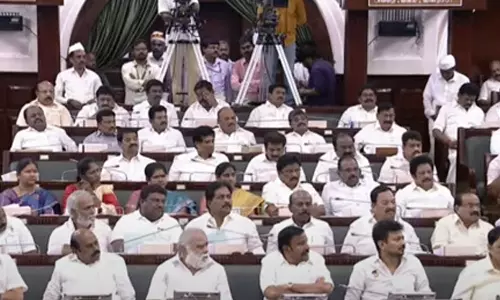 தமிழக சட்டசபையில் பொன்முடி இருக்கையில் எ.வ.வேலு