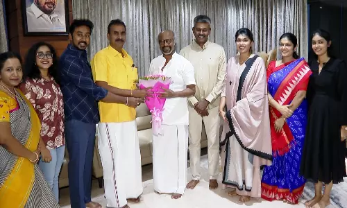 எஸ்.பி.வேலுமணியின் வீட்டிற்கு சென்று புதுமண தம்பதியினரை வாழ்த்திய ரஜினிகாந்த்