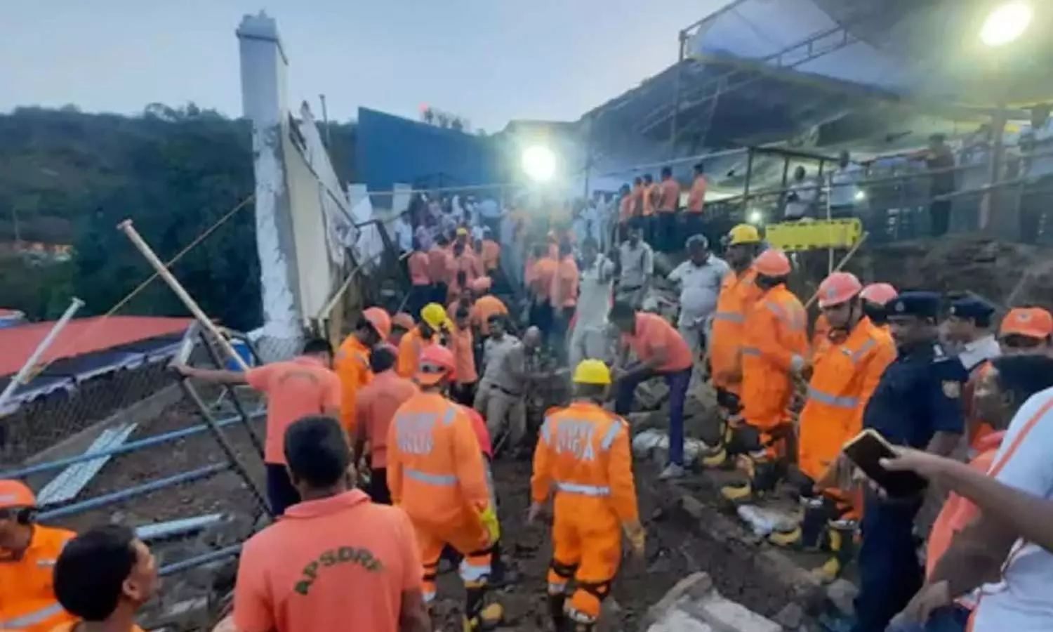 விசாகப்பட்டினத்தில் கோவில் சுவர் இடிந்து விழுந்து 9 பேர் பலி