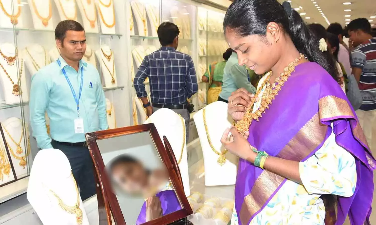 இன்று அட்சய திருதியை... காலையில் திறக்கப்பட்ட நகைக்கடைகள்... தங்கம் விலை நிலவரம்