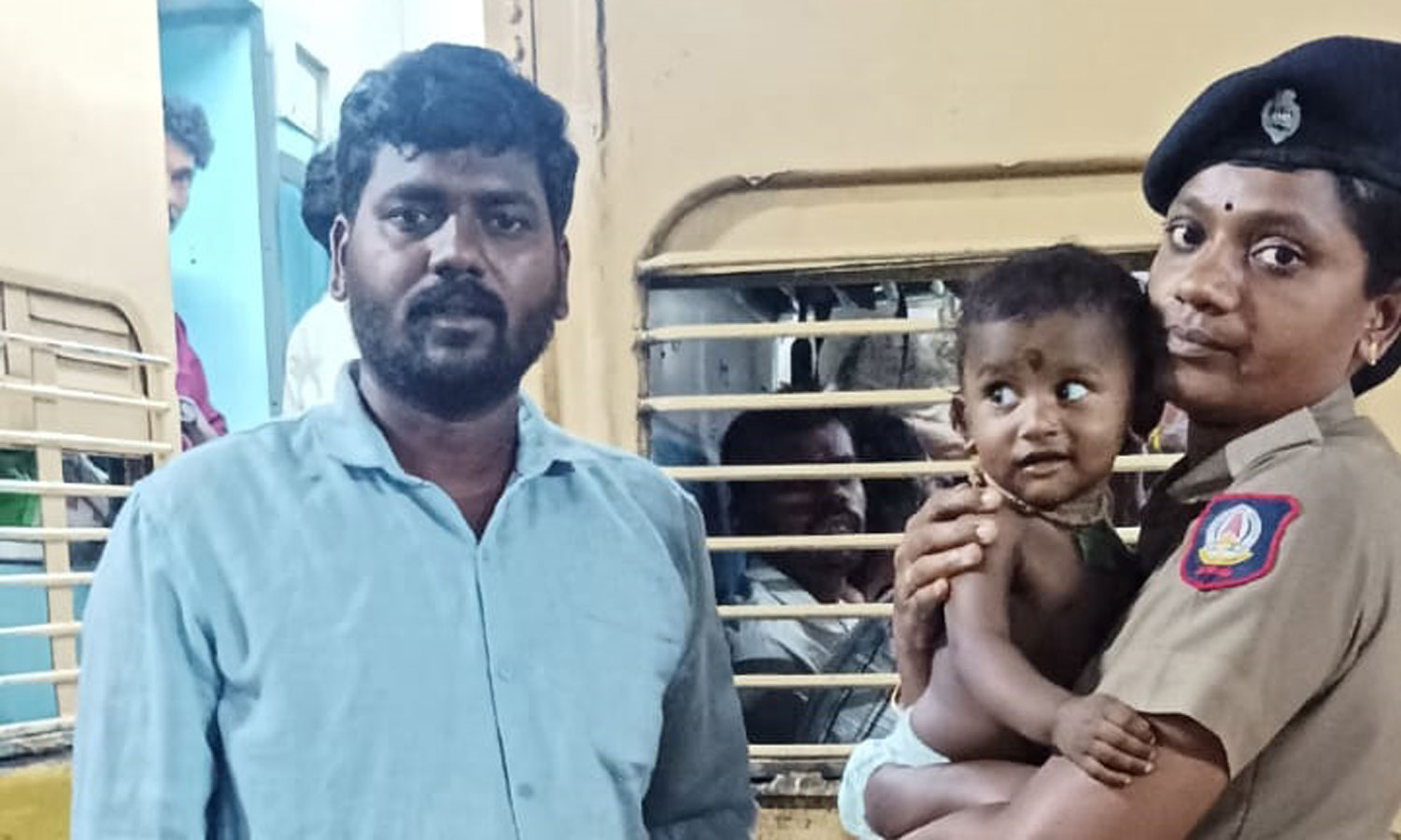 மதுரை ரெயில் நிலையத்தில் மர்மநபர் விட்டுச் சென்ற 8 மாத ஆண் குழந்தை: சேலம் ரெயில்வே போலீசில் ஒப்படைத்த வாலிபர் மதுரை ரெயில் நிலையத்தில் மர்மநபர் விட்டுச் சென்ற 8 மாத ஆண் குழந்தை: சேலம் ரெயில்வே போலீசில் ஒப்படைத்த வாலிபர்