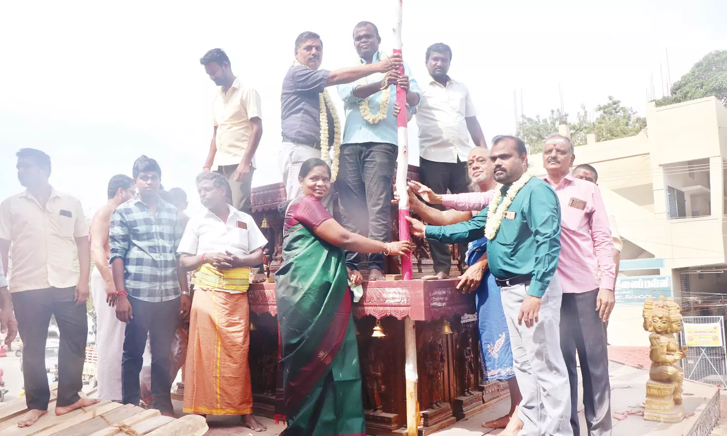 வருகிற 7-ந்தேதி சித்திரை திருவிழா தேரோட்டம்: தஞ்சை பெரிய கோவில் தேரில் பந்தக்கால் நடப்பட்டது வருகிற 7-ந்தேதி சித்திரை திருவிழா தேரோட்டம்: தஞ்சை பெரிய கோவில் தேரில் பந்தக்கால் நடப்பட்டது