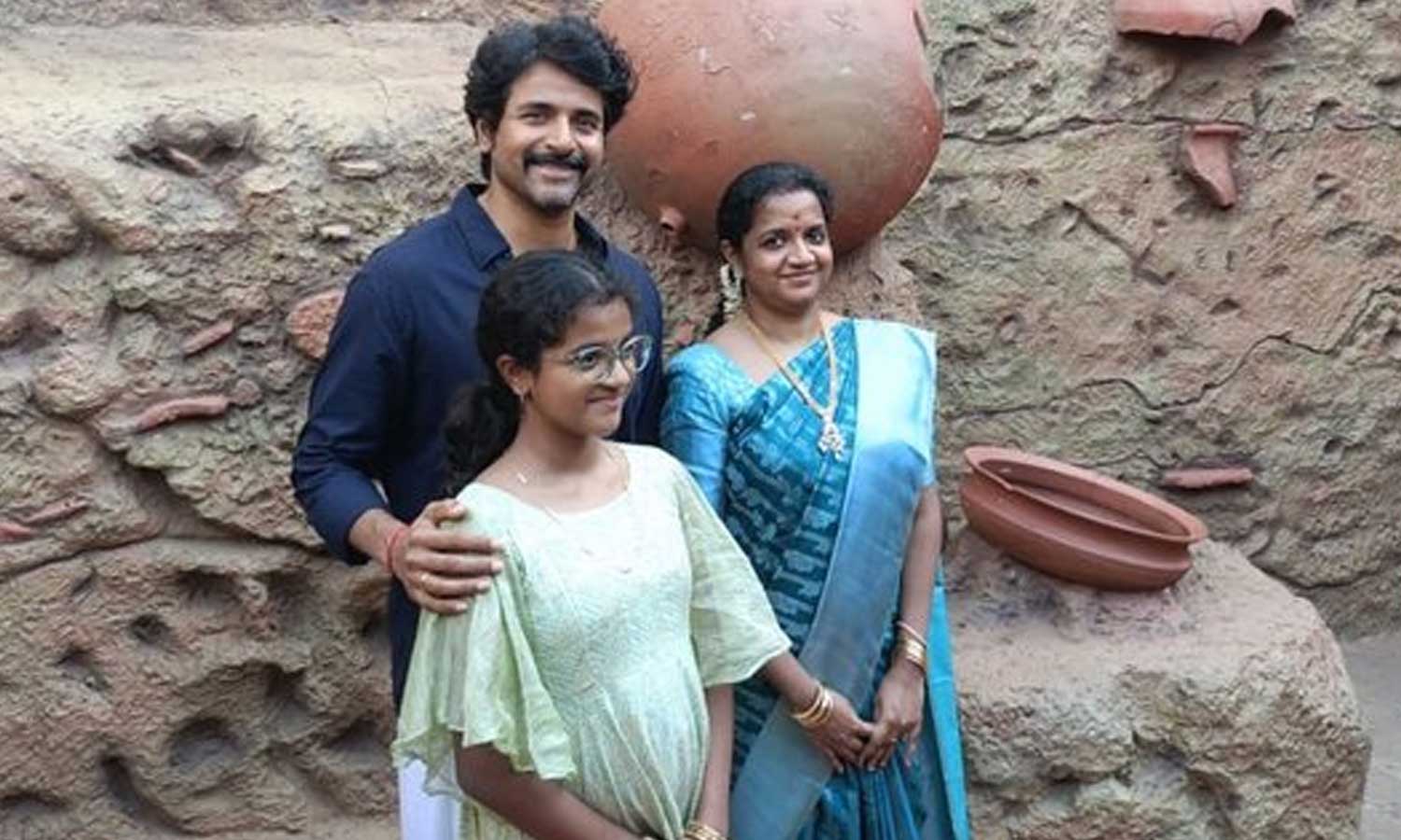 சிவகார்த்திகேயன் தனது குடும்பத்துடன் கீழடி அருங்காட்சியகத்தை சுற்றிப் பார்த்தார் சிவகார்த்திகேயன் தனது குடும்பத்துடன் கீழடி அருங்காட்சியகத்தை சுற்றிப் பார்த்தார்