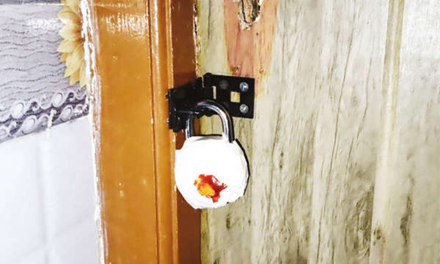 கடனை தாமதமாக கட்டியதால் 7 வீடுகளை பூட்டி மின் இணைப்பை துண்டித்த நிதி நிறுவன ஊழியர்கள்