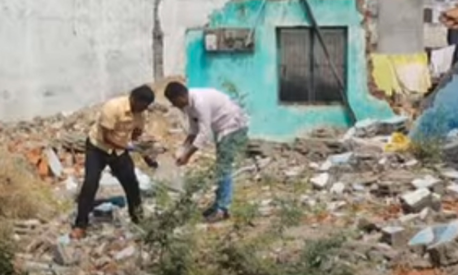 திருப்பூர் அருகே நர்ஸ் கல்லால் அடித்துக்கொலை - போலீசார் விசாரணை