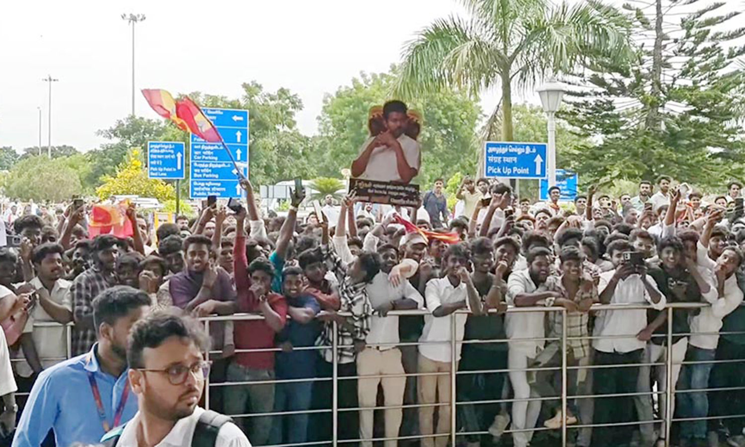 விஜய்யை வரவேற்க மதுரை விமான நிலையத்தில் குவிந்த தொண்டர்கள்