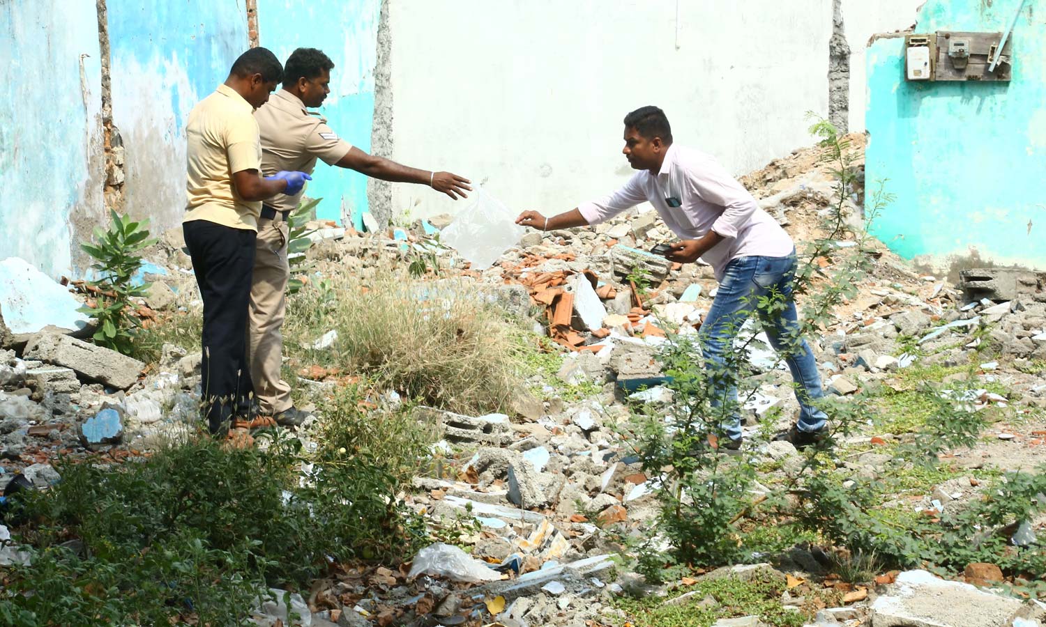 திருப்பூர் அருகே செவிலியர் படுகொலை - போலீசார் விசாரணை திருப்பூர் அருகே செவிலியர் படுகொலை - போலீசார் விசாரணை