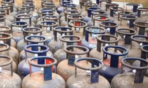 வணிக பயன்பாட்டிற்கான சிலிண்டர் விலை குறைந்தது