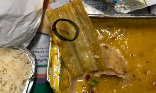 வந்தே பாரத் ரெயில் உணவில் புழுக்கள் - பயணிகள் வாக்குவாதம்