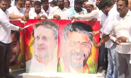 ராகுல் காந்தி, ரேவந்த் ரெட்டி படங்களுக்கு பால் ஊற்றி கொண்டாடிய காங்கிரஸ் தொண்டர்கள்
