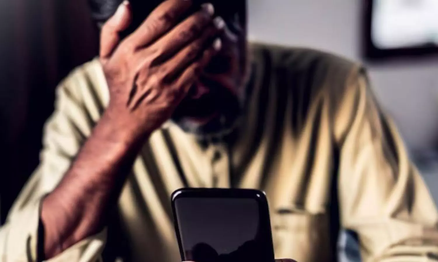 வீடியோ காலில் நிர்வாணமாக தோன்றிய பெண்.. வலையில் விழுந்த முதியவரிடம் ரூ.14 லட்சம் அபேஸ்