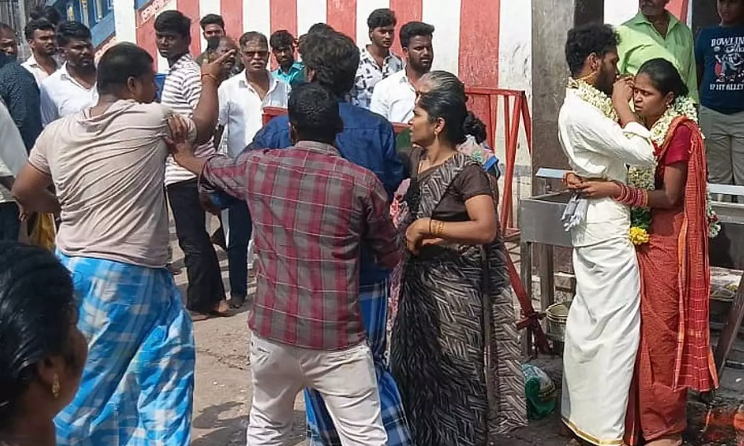 திருமணத்தில் களேபரம்.. உஷாரான மாப்பிள்ளை.. உடனே செய்த அல்டிமேட் செயல் திருமணத்தில் களேபரம்.. உஷாரான மாப்பிள்ளை.. உடனே செய்த அல்டிமேட் செயல்