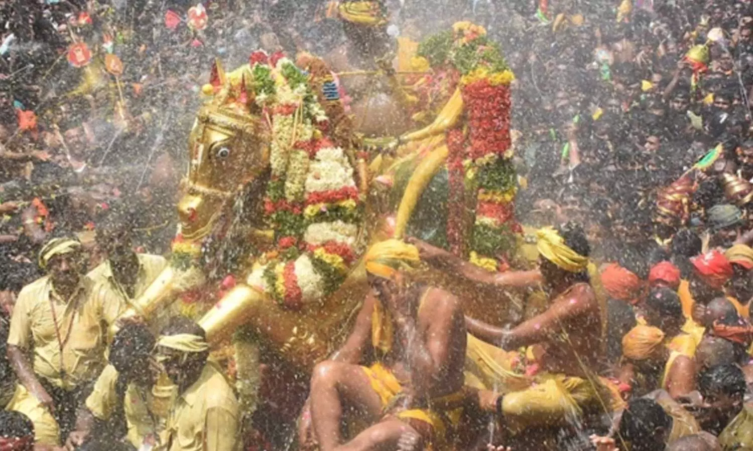 வைகையாற்றில் கள்ளழகர் இறங்கும்போது பக்தர்களுக்கு புதிய கட்டுப்பாடுகள் விதிப்பு- கோவில் நிர்வாகம் அறிவிப்பு வைகையாற்றில் கள்ளழகர் இறங்கும்போது பக்தர்களுக்கு புதிய கட்டுப்பாடுகள் விதிப்பு- கோவில் நிர்வாகம் அறிவிப்பு