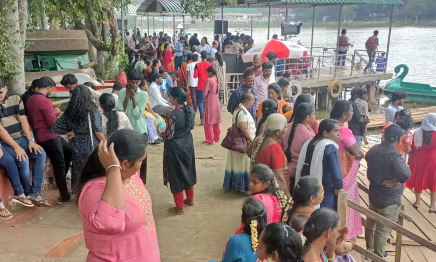 கோடை விடுமுறையையொட்டி ஏற்காட்டில்  சுற்றுலா பயணிகள் குவிந்தனர்