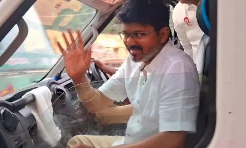 விஜயை காண இரவு வரை காத்திருந்த த.வெ.க. தொண்டர்கள்- தடுப்புகள் அமைத்து கண்காணிக்கும் போலீஸ்