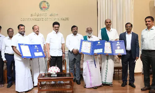 உயிர்ம வேளாண்மையில் சிறந்து விளங்கிய 3 விவசாயிகளுக்கு நம்மாழ்வார் விருது- முதலமைச்சர் வழங்கினார்