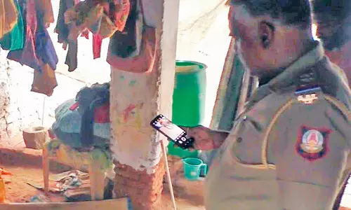 பிரசவத்தில் இறந்து பிறந்த குழந்தையை வீட்டுக்குள் குழி தோண்டி புதைத்த பெண்- உடலை தோண்டி எடுத்து பரிசோதனை