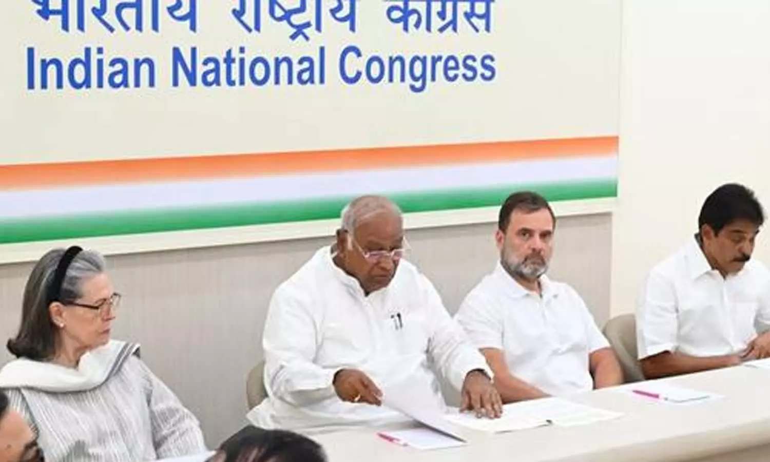 பாகிஸ்தானை தனிமைப்படுத்தி, பாடம் கற்பிக்க வேண்டும் - காங்கிரஸ் செயற்குழு கூட்டத்தில் தீர்மானம் பாகிஸ்தானை தனிமைப்படுத்தி, பாடம் கற்பிக்க வேண்டும் - காங்கிரஸ் செயற்குழு கூட்டத்தில் தீர்மானம்