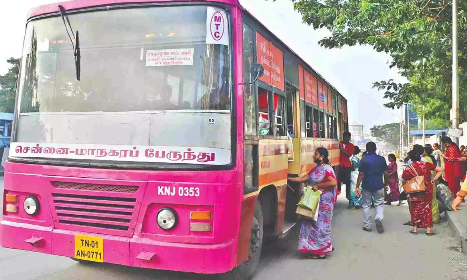 மகளிர் விடியல் பயணத்திட்டம்: மாநகரப் பேருந்துகளில் பயணிக்கும் பெண்களின் எண்ணிக்கை உயர்வு மகளிர் விடியல் பயணத்திட்டம்: மாநகரப் பேருந்துகளில் பயணிக்கும் பெண்களின் எண்ணிக்கை உயர்வு