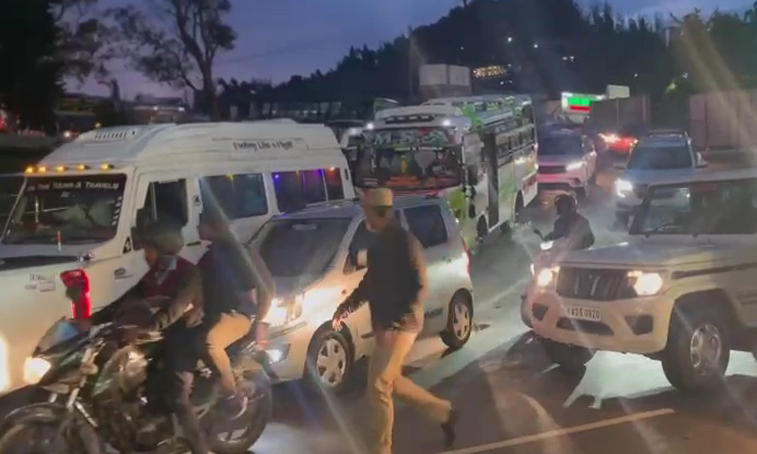 ஊட்டியில் குவியும் சுற்றுலா பயணிகள் - வாகன போக்குவரத்து கடும் பாதிப்பு