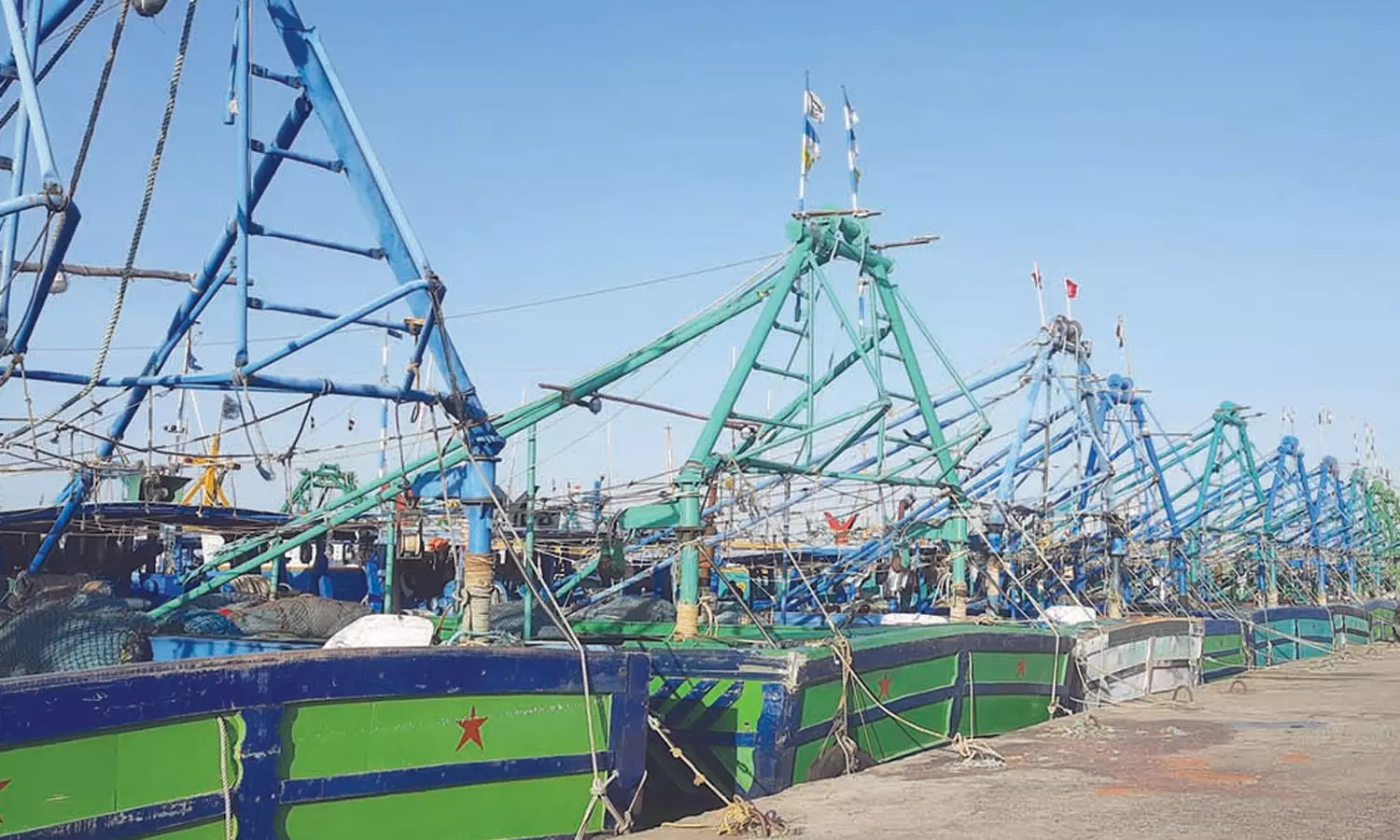 மீன்பிடி தடைகாலம் எதிரொலி - வெறிச்சோடிய சின்னமுட்டம் துறைமுகம் மீன்பிடி தடைகாலம் எதிரொலி - வெறிச்சோடிய சின்னமுட்டம் துறைமுகம்