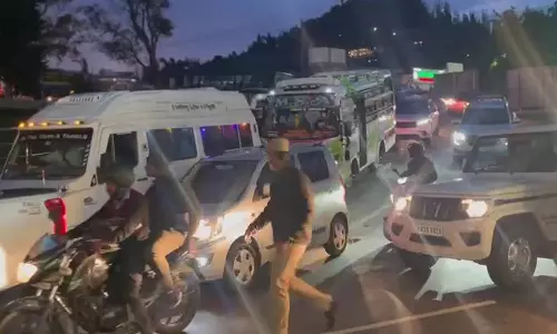 ஊட்டியில் குவியும் சுற்றுலாப்பயணிகள் - வாகன போக்குவரத்து கடும் பாதிப்பு
