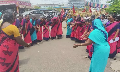 கோடை விடுமுறை வழங்க கோரி ஒப்பாரி-கும்மியடித்து அங்கன்வாடி பணியாளர்கள் போராட்டம்