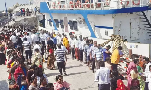 கன்னியாகுமரியில் அலைமோதிய சுற்றுலாப் பயணிகள்- படகு பயணம் செய்ய 3 மணி நேரம் காத்திருப்பு