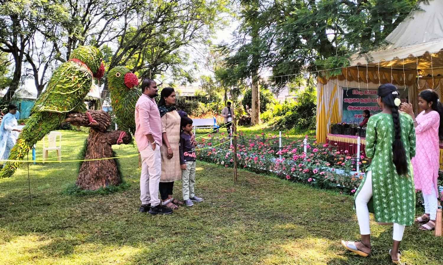 கோத்தகிரியில் காய்கறி கண்காட்சியை காண 2-வது நாளாக குவிந்த சுற்றுலாப் பயணிகள்