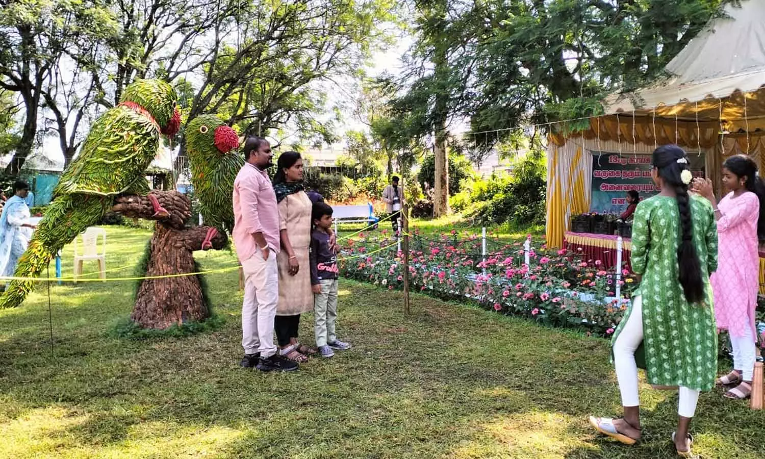 கோத்தகிரியில் காய்கறி கண்காட்சியை காண 2-வது நாளாக குவிந்த சுற்றுலாப் பயணிகள்