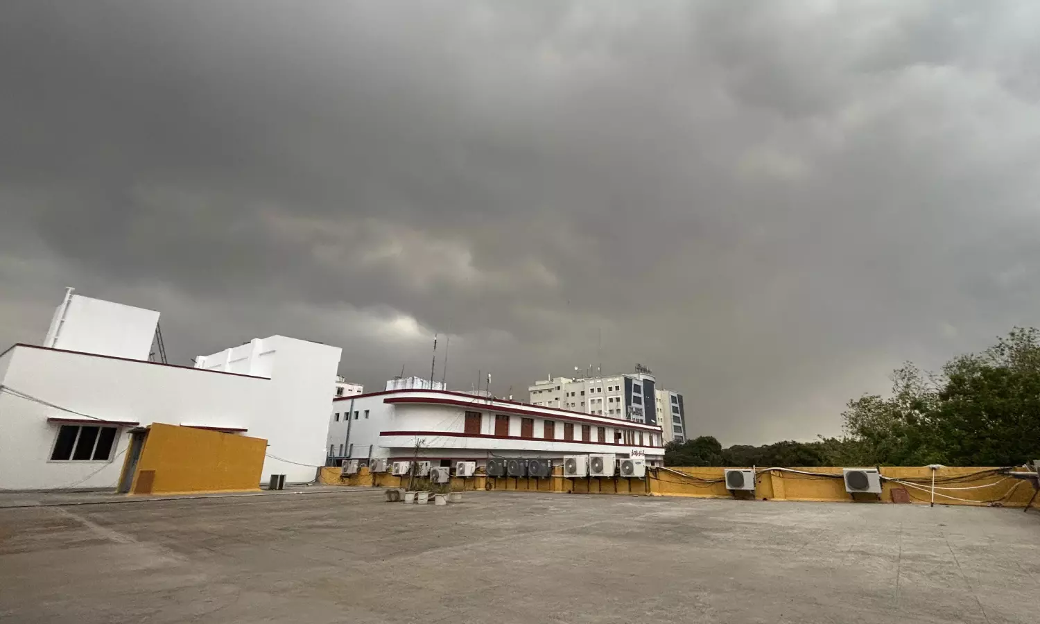 சென்னையை சூழ்ந்த கருமேகம்.. வெயில் தணிந்து இதமான சூழல்- மக்கள் உற்சாகம்