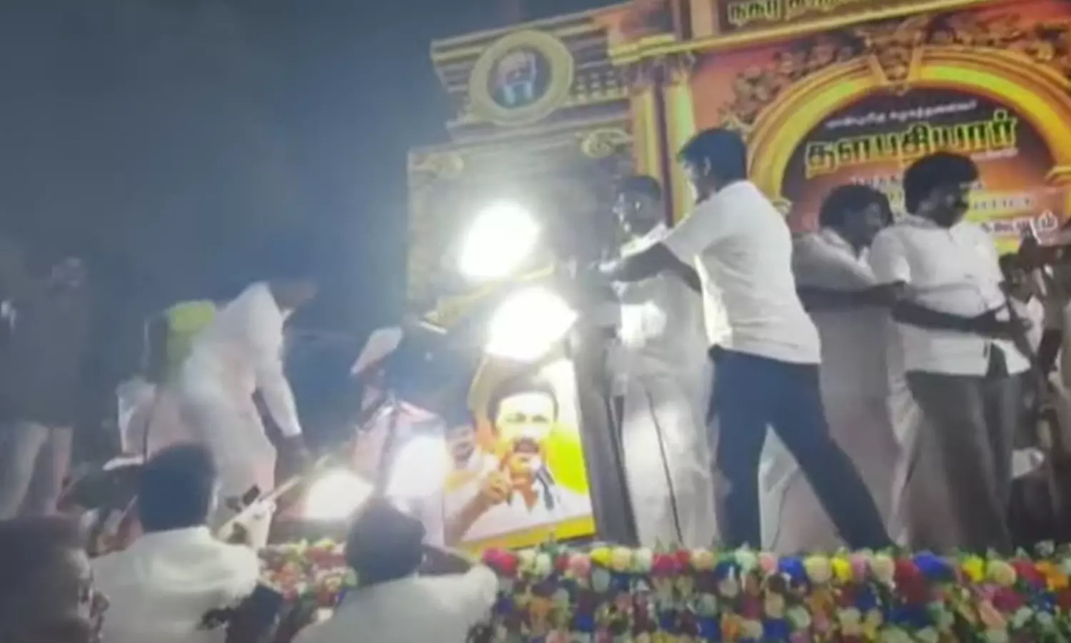 மேடையில் பேசிக் கொண்டிருந்தபோது நடந்த அதிர்ச்சி சம்பவம்- உயிர் தப்பிய தி.மு.க. எம்.பி. ஆ.ராசா மேடையில் பேசிக் கொண்டிருந்தபோது நடந்த அதிர்ச்சி சம்பவம்- உயிர் தப்பிய தி.மு.க. எம்.பி. ஆ.ராசா