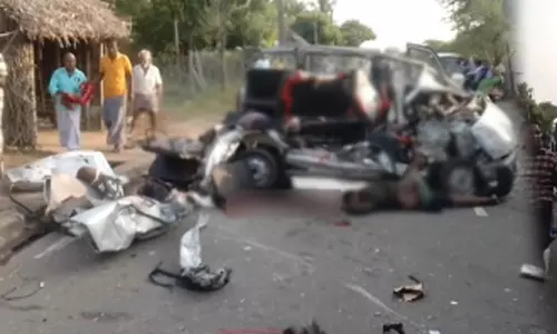 திருத்துறைப்பூண்டி அருகே  ஆம்னி வேன் - அரசு பேருந்து மோதி விபத்து:  4 பேர் உயிரிழப்பு