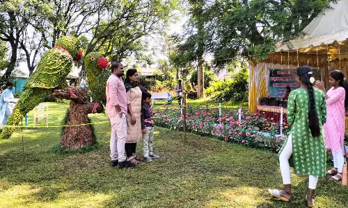 கோத்தகிரியில் காய்கறி கண்காட்சியை காண 2-வது நாளாக குவிந்த சுற்றுலாப் பயணிகள்