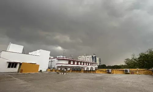 சென்னையை சூழ்ந்த கருமேகம்.. வெயில் தணிந்து இதமான சூழல்- மக்கள் உற்சாகம்