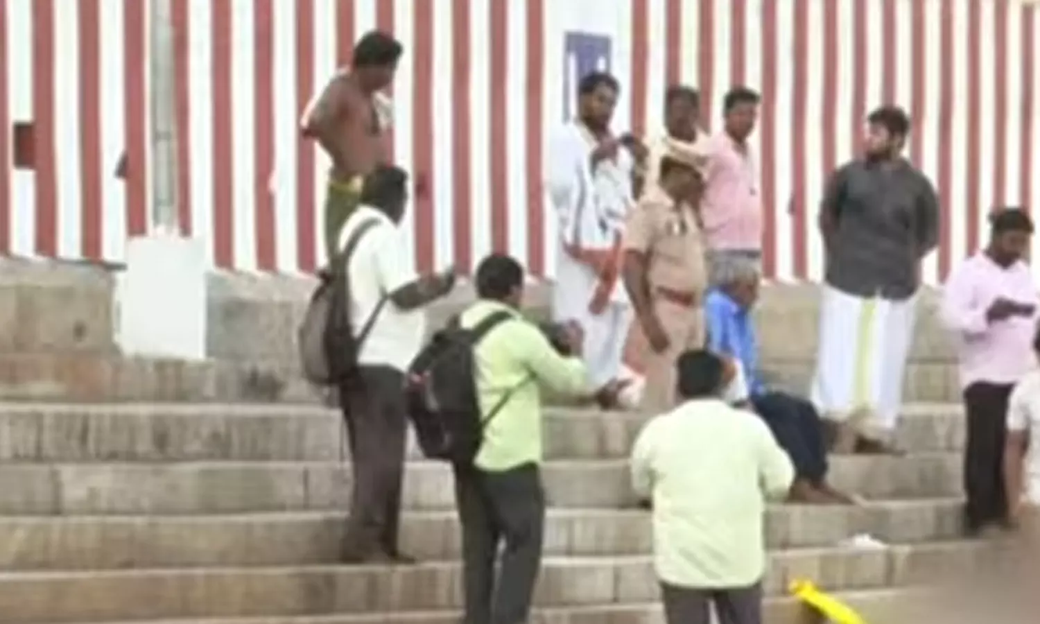 திருவள்ளூர்: கோவில் குளத்தில் மூழ்கி 3 பேர் உயிரிழப்பு திருவள்ளூர்: கோவில் குளத்தில் மூழ்கி 3 பேர் உயிரிழப்பு